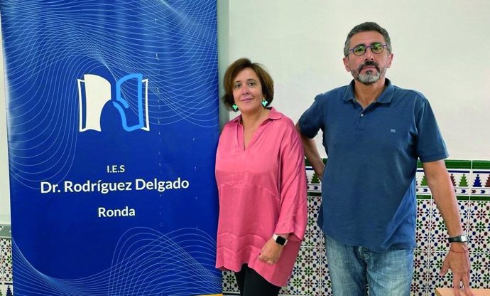 La directora del IES Dr. Rodríguez Delgado de Ronda, Encarna Ruiz; y el vicedirector y coordinador del programa, Antonio Cantos.