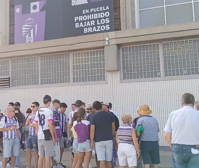 Cerca de 200 aficionados se congregan en el Estadio José Zorrilla antes del derbi entre el Real Valladolid y el Mirandés