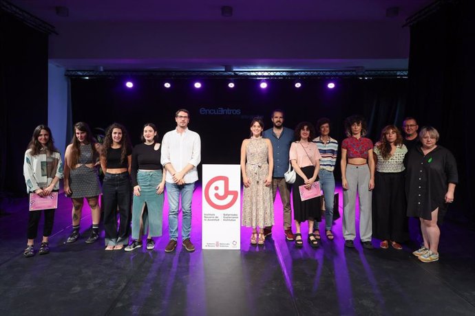 La vicepresidenta tercera y consejera de Vivienda, Juventud y Políticas Migratorias, Begoña Alfaro, con las ganadoras de los Encuentros Arte Joven 2023.