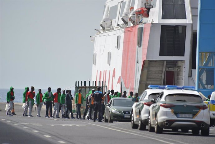 Inmigrantes hacen cola para subir al barco en el que serán trasladados a Tenerife, a 7 de octubre de 2023, en El Hierro, Islas Canarias (España). 