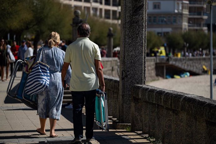 Dos personas se dirigen a la playa Silgar, a 30 de septiembre de 2023, en Sanxenxo, Pontevedra, Galicia (España). 