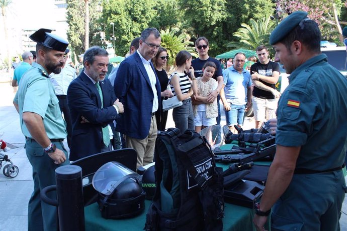 La Guardia Civil expone en la Plaza Circular sus recursos humanos y técnicos con motivo de la festividad de su Patrona