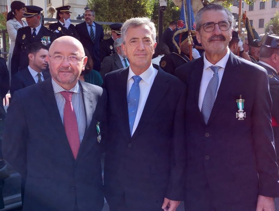 El director general de Protección Ciudadana recibe la Cruz con Distintivo Blanco de la Orden al Mérito de la Guardia Civil