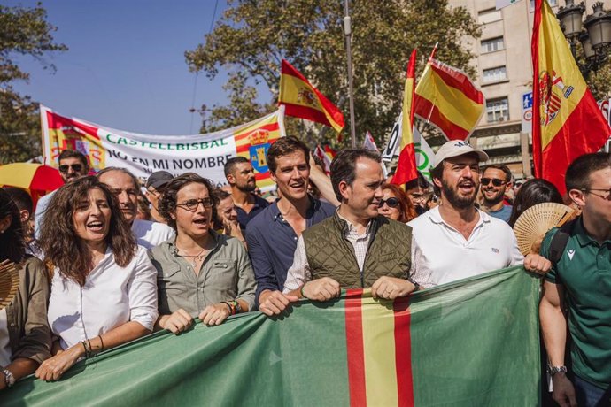 El vicepresidente de la Junta, Juan García Gallardo, ha participado este domingo en la multitudinaria protesta que se ha celebrado en Barcelona contra una posible ley de amnistía