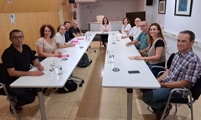 Reunión de la consellera de Salud, Manuela García, con representantes de los distintos colectivos que forman parte de la Federación de Salud Mental de Mallorca.