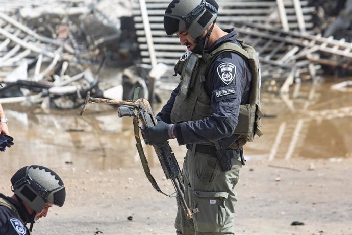 SDEROT, Oct. 8, 2023  -- Israeli policemen check weapons captured from Hamas militants in Sderot, southern Israel on Oct. 8, 2023.   The death toll from Israeli airstrikes in Gaza has risen to 370, with 2,200 others injured, according to an update from 