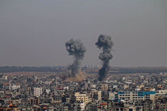 Archivo - Bombardeos israelíes en la Franja de Gaza