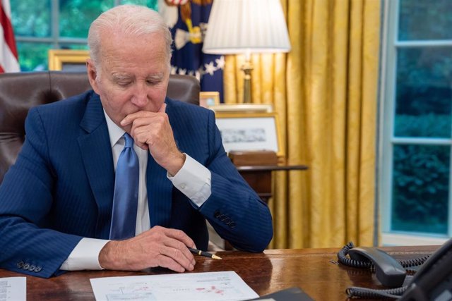 Archivo - Joe Biden hablando por teléfono desde la Casa Blanca