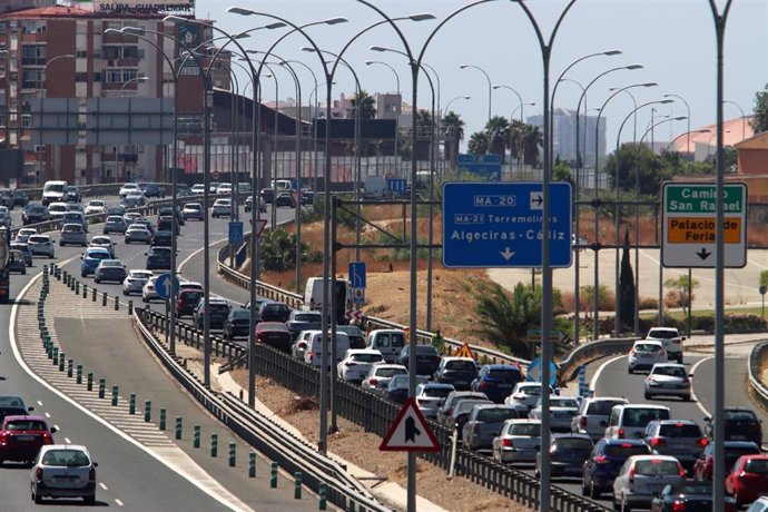 Archivo - Flujo de tráfico en una carretera