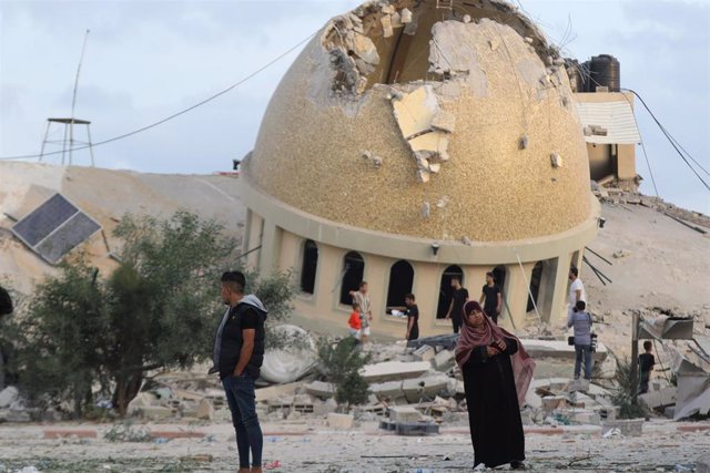Mezquita destruida por los bombardeos  en la Franja de Gaza