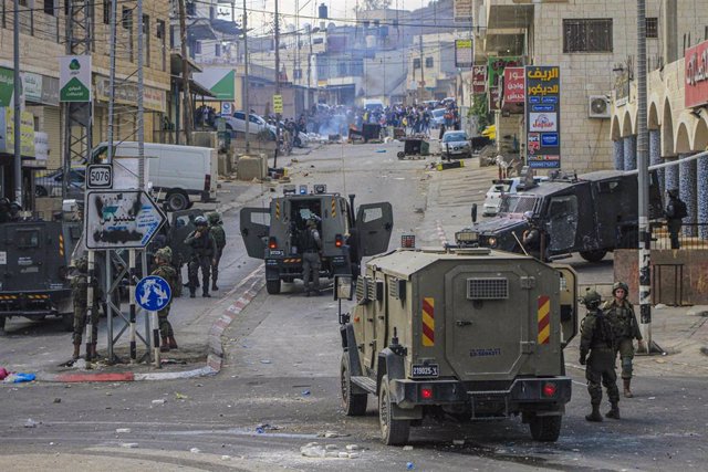 Enfrentamientos entre fuerzas israelíes y manifestantes palestinos en Nablús, Cisjordania