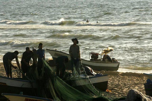 Archivo - Pescadores en la costa de Gaza