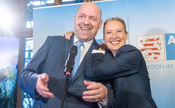 Los dirigentes de Alternativa para Alemania (AfD) Robert Lambrou y Alice Weidel tras conocer las proyecciones de los resultados de las elecciones en Hesse