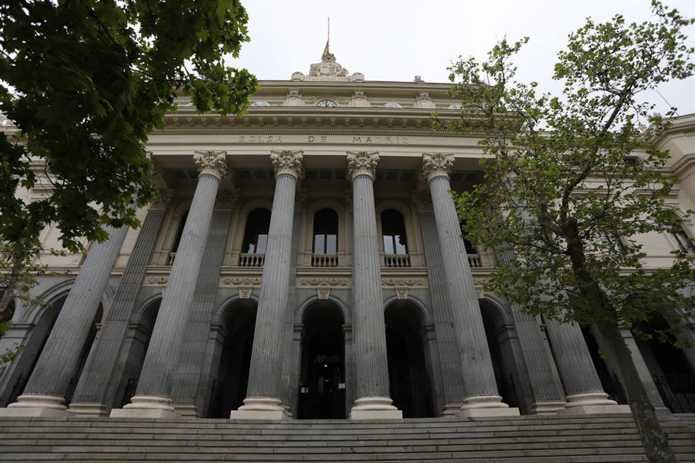 Archivo - Fachada del edificio de la Bolsa de Madrid. 