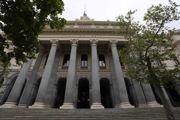 Archivo - Fachada del edificio de la Bolsa de Madrid. 