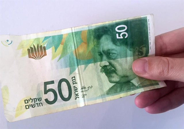Archivo - FILED - 04 December 2017, Israel, Tel Aviv: A view of a 50 shekel bill in Tel Aviv. Photo: picture alliance / Sara Lemel/dpa