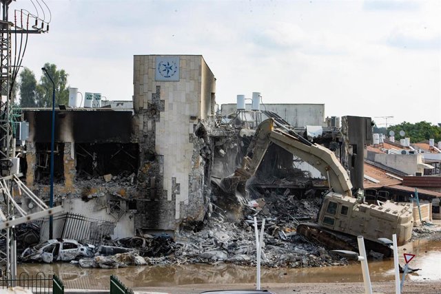 Demolición de una comisaría en la ciudad de Sderot, en el sur de Israel, tras su toma por parte de milicianos del Movimiento de Resistencia Islámica (Hamás) durante su ofensiva desde la Franja de Gaza