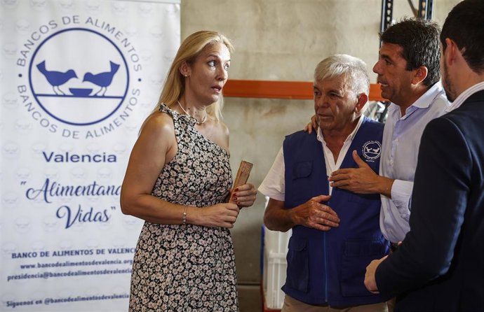 Archivo - El 'president' de la Generalitat valenciana, Carlos Mazón (2d), visita las instalaciones del Banco de Alimentos de Valencia acompañado del presidente del Banco de Alimentos, Jaime Serra (3d), en imagen de archivo