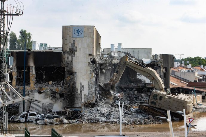 Demolición de una comisaría en la ciudad de Sderot, en el sur de Israel, tras su toma por parte de milicianos del Movimiento de Resistencia Islámica (Hamás) durante su ofensiva desde la Franja de Gaza