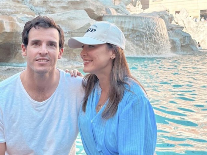 Tamara Falcó e Íñigo Onieva, posando ante la Fontana di Trevi