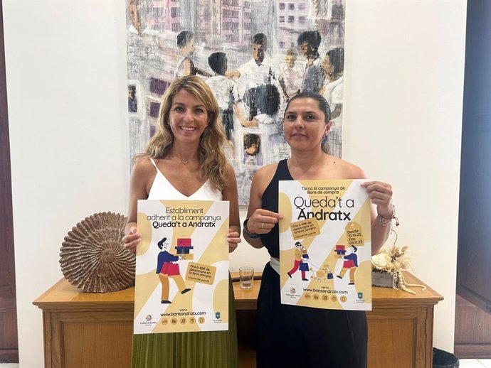 La alcaldesa de Andratx, Estefania Gonzalvo, junto a la regidora de Promoción Económica, Sandra Milena, con los carteles de la nueva edición de la campaña 'Queda't a Andratx'