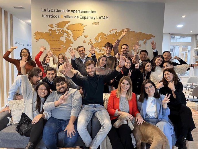 Personal de la proptech Alterhome, cadena especializada en la gestión de viviendas en alquiler turístico o vacacional