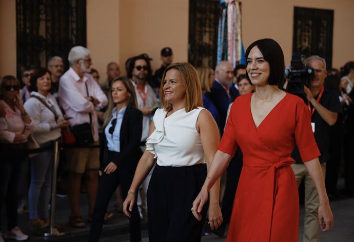 Diana Morant junto a Pilar Bernabé
