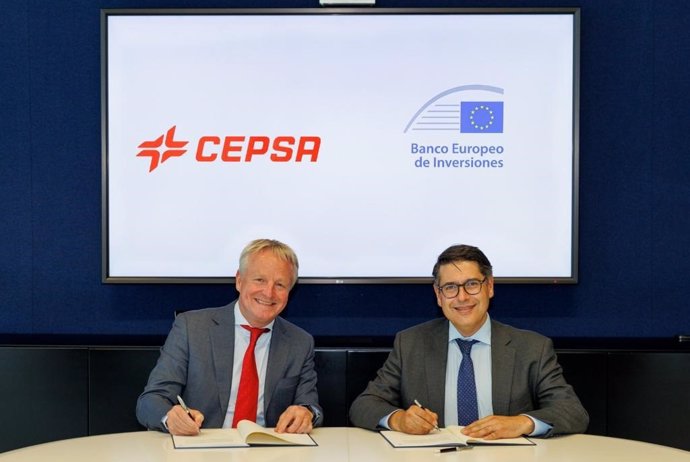 Maarten Wetselaar, CEO de Cepsa (izda) y el vicepresidente del BEI, Ricardo Mourinho Félix (dcha)