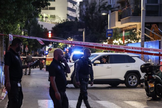 Archivo - 05 August 2023, Israel, Tel Aviv: Israeli police work at the crime scene after a shooting in Tel Aviv. 