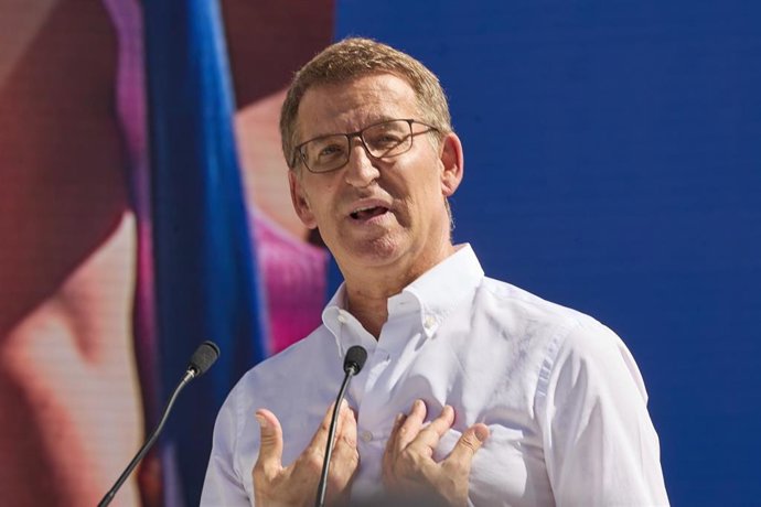 El líder del PP y candidato a la Presidencia del Gobierno, Alberto Núñez Feijóo, interviene durante la manifestación organizada por el PP, en la plaza de Felipe II, a 24 de septiembre de 2023, en Madrid (España).