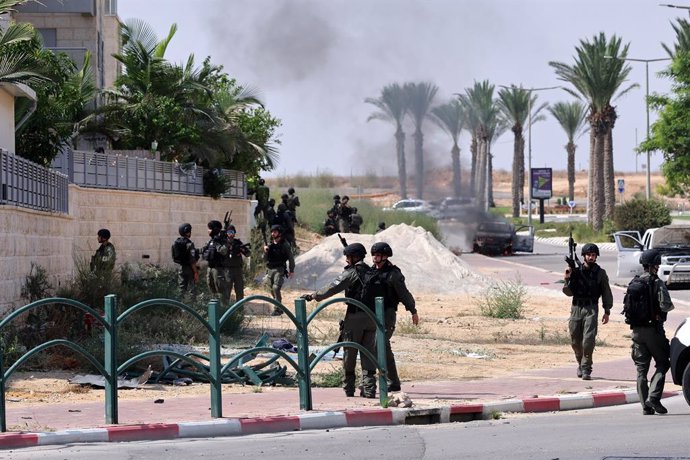 Soldados de Israel en la ciudad de Ofakim tras la ofensiva lanzada por el Movimiento de Resistencia Islámica (Hamás) desde la Franja de Gaza