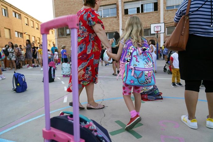 Alumnos a la entrada de un colegio. Imagen de archivo.