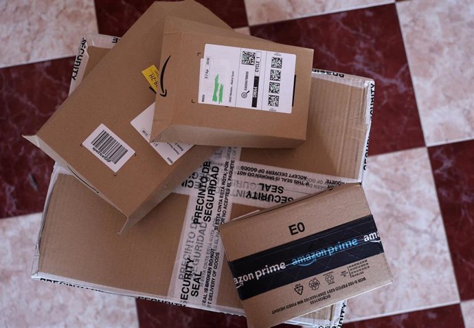 Archivo - Varios paquetes de Amazon, foto de archivo