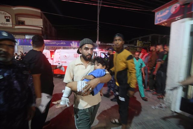 Un niño es trasladado a un hospital tras ser herido por un bombardeo.