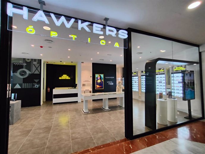 Bahía Sur refuerza su oferta en el sector de eyewear con la apertura de la española Hawkers.