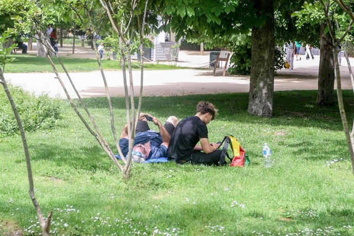 Archivo - Varias personas descansan en el Parque de El Retiro, a 30 de abril de 2023, en Madrid (España). La ciudad de Madrid ha registrado este 2023 una ola de calor con un récord de temperatura en abril que finaliza este domingo con una bajada en las 