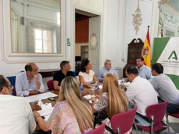 La Junta de Andalucía coordina con los ayuntamientos de la sierra de Cádiz la puesta en marcha de las nuevas oficinas de turismo