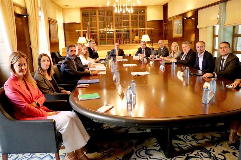 Azpiazu y Hurtado se han reunido con representantes de varias entidades financieras para tener un primer contacto y colaborar en diversas materias