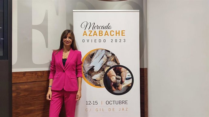 La concejala de Economía, Transformación Digitla y Políticas Sociales, Leticia González, presenta el Mercado de Azabache.