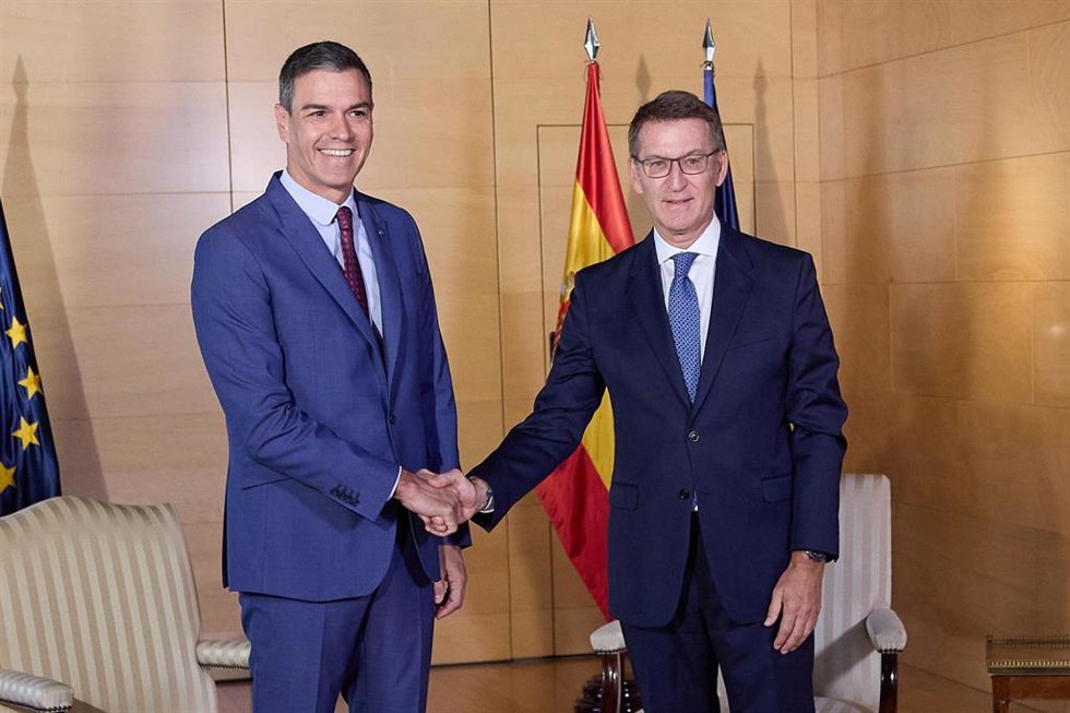 Archivo - El presidente del Gobierno en funciones y líder del PSOE, Pedro Sánchez (i) y el presidente del PP, Alberto Núñez Feijóo (d), se saludan a su llegada a una reunión en el Congreso de los Diputados, a 30 de agosto de 2023, en Madrid (España). Se