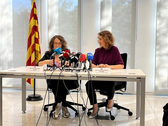 La consellera de Justícia, Drets i Memria, Gemma Ubasart, i la consellera d'Igualtat i Feminismes, Tnia Verge