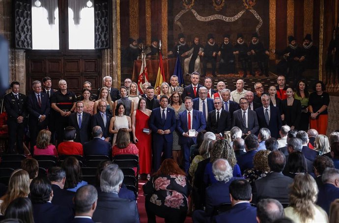 Foto de familia de los premiados en el acto institucional del 9 d'Octubre