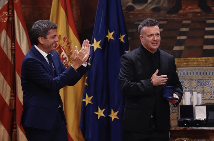 El cantante José Manuel Casañ recoge en nombre del grupo Seguridad Social la distinción al Mérito Cultural que les ha concedido la Generalitat en el 9 d'Octubre.