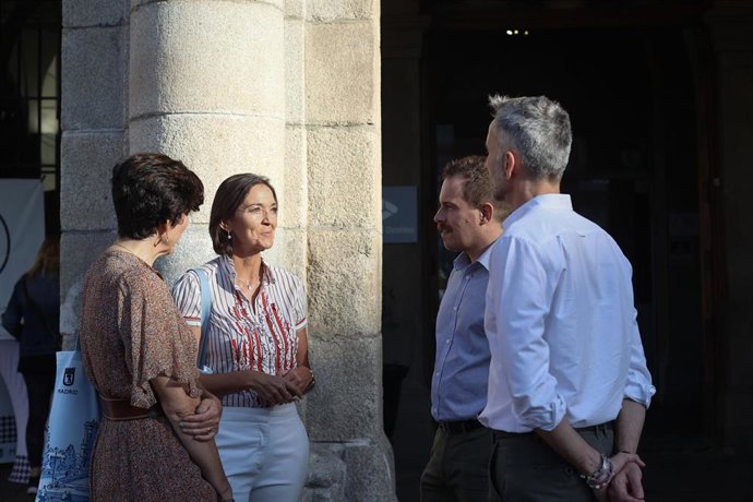 La portavoz del PSOE en el Ayuntamiento de Madrid, Reyes Maroto, ante la Oficina de Turismo de la Plaza Mayor