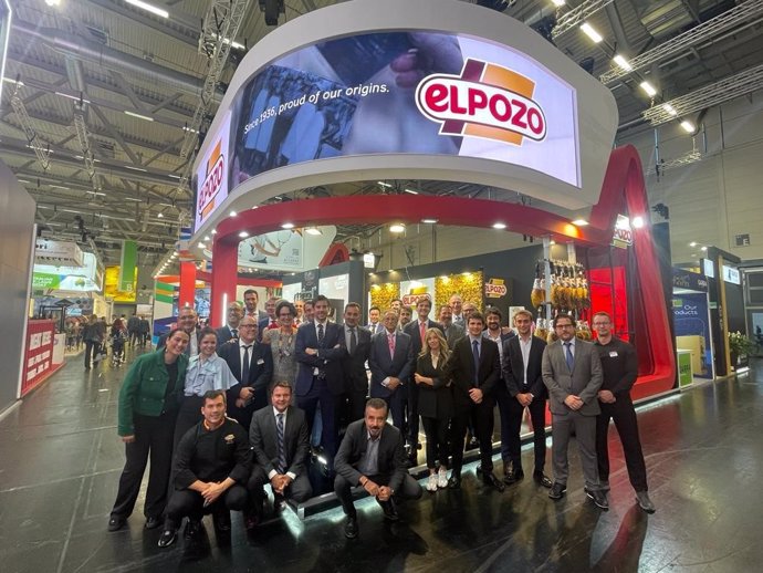 El equipo comercial de ELPOZO ALIMENTACIÓN en el stand de la compañía en Colonia