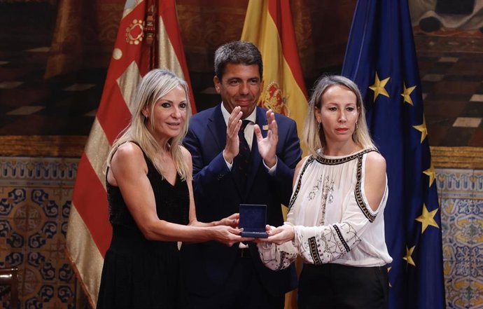 Mazón con las hijas de Nino Bravo en el acto oficial del 9 d'Octubre