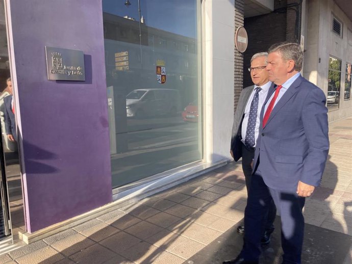 Cabanillas (i) y González Gago, a la entreada de las instalaciones del 012.