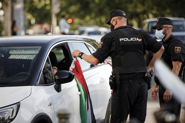 Archivo - Un hombre con una bandera de Palestina durante una concentración de la Federación de Comunidades Judías de España (FCJE) frente a la Embajada de Israel en 2021