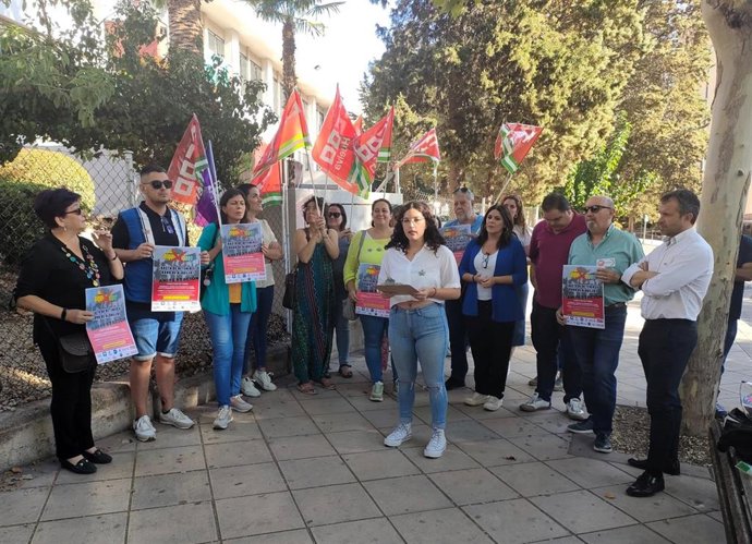Férriz (4d) asiste a la lectura del manifiesto para exigir a la Junta el bono de alquiler joven.