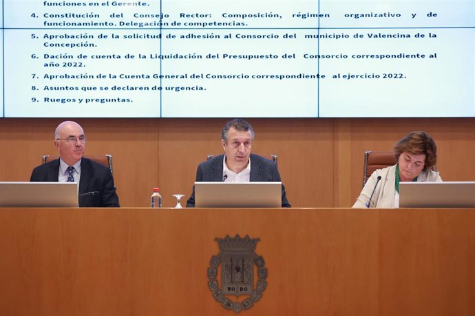 El presidente de la Diputación de Sevilla, Javier Fernández, en el centro de la imagen, en la Junta General del Consorcio de Prevención, Extinción de Incendios y Salvamento de la Provincia de Sevilla.